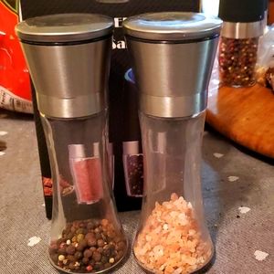 Salt 🧂 and pepper grinders